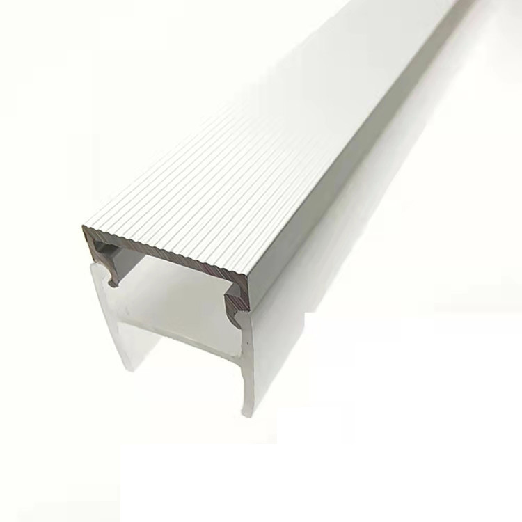 Se um único LED falhar, a tira de luz pode ser parcialmente substituída sem remover o perfil?